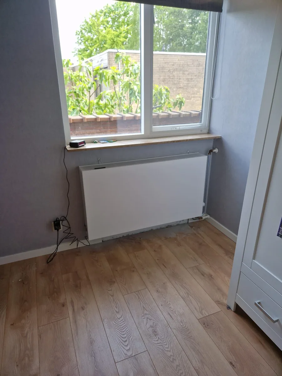 Lage-temperatuur radiator combineerbaar met hybride warmtepomp — optimaal rendement bij lage aanvoertemperatuur