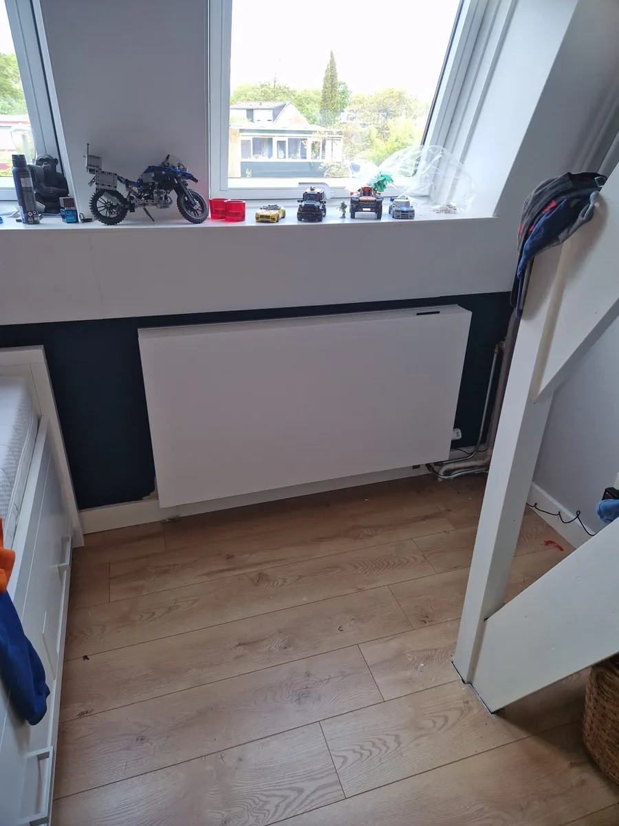 Lage-temperatuur radiator op zolder slaapkamer — geschikt voor warmtepomp-combinatie zonder vloer open te breken